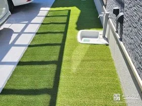 外構のアクセントにもなる緑豊かな人工芝[施工後]