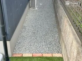 見切りのレンガがナチュラルで可愛らしい犬走り[施工後]