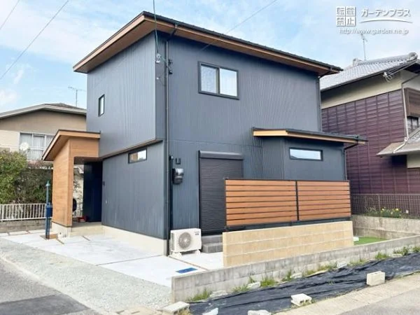 木調フェンスが建物との一体感を演出するナチュラルモダンな新築外構