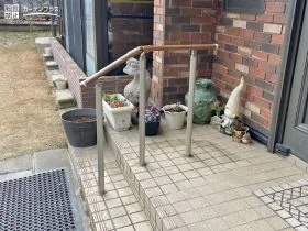 足元の悪い日も安全に行き来できる手すり設置[施工後]