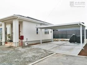 赤いポストがお住まいのポイントになるナチュラルな新築外構