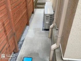 土間コンクリートで舗装した犬走り