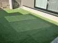 リビングからの景色も楽しめるクッション性のある人工芝