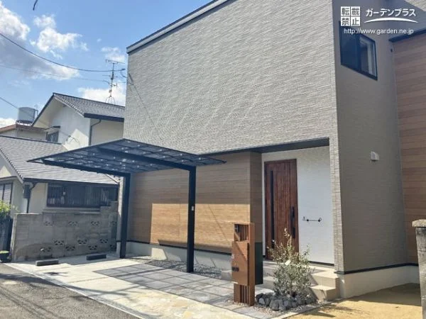 柔らかな緑がファサードを彩るおしゃれな新築外構