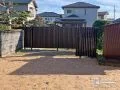 設置位置を前後にずらして出入り口を設けた目隠しフェンス