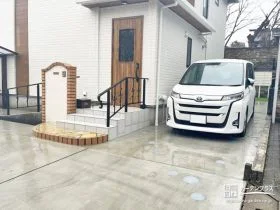 レンガ調の温もりある門周りがナチュラルなお住まいに調和する新築外構