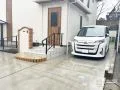 レンガ調の温もりある門周りがナチュラルなお住まいに調和する新築外構
