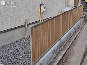 お住まいを引き立てる木調のナチュラルな目隠しフェンス[施工後]