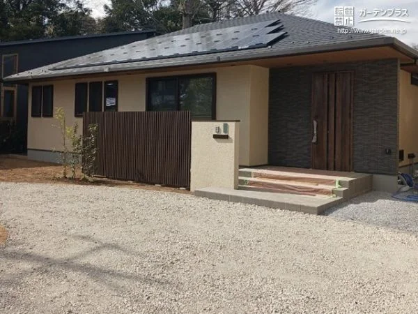 お住まいの色味を意識したことで統一感や落ち着きのある新築外構