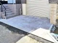 天然石調のタイルが上質な雰囲気をもたらす駐車スペース