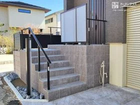 玄関周りの一体感を意識した手すりや目隠しパネル[施工後]