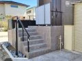 玄関周りの一体感を意識した手すりや目隠しパネル
