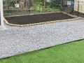 ピンコロ石の縁取りがナチュラルな植栽スペース