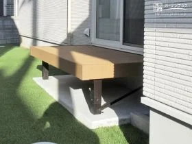 お庭へのアクセス性を高めるコンパクトなウッドデッキ[施工後]