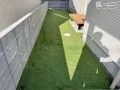【お庭全体】ナチュラルなウッドデッキと人工芝のコントラストが美しいお庭に。