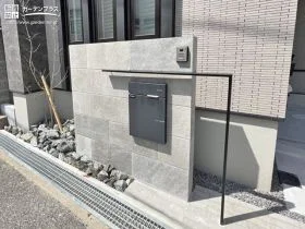 立体的な表札が奥行きや個性を演出する門柱[施工後]
