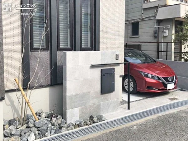 赤いお車が映えるグレートーンでまとめたモダンな新築外構