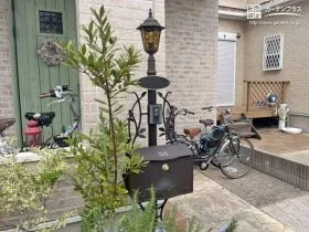 植栽に溶け込む繊細で美しい機能門柱[施工後]