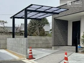 お住まいを引き立てるフラット屋根のカーポート[施工後]