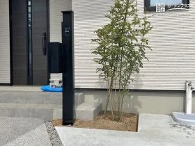 植栽の緑が引きつブラックカラーの機能門柱[施工後]
