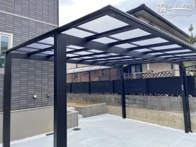 ハイロング柱が開放感を演出する駐車スペース[施工後]