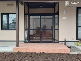 広い踏面が使いやすい玄関ポーチ[施工後]