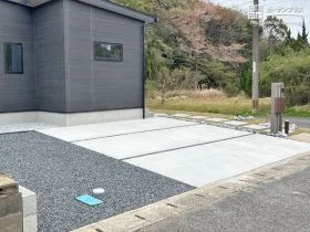 横の広がりを感じられるスタイリッシュな駐車スペース[施工後]