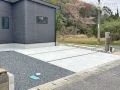 横の広がりを感じられるスタイリッシュな駐車スペース