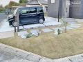 杉板の木目が洗練された美しさを演出するアプローチ
