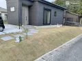 法面部分は美しく成形し、天然芝で仕上げました。