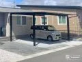 フラット屋根がモダンな駐車スペース