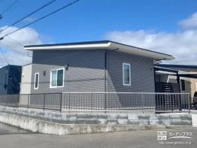 グレーの外壁にぴったりな境界フェンス[施工後]