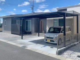 グレートーンの外壁に調和するシンプルモダンな新築外構