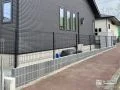 ブラックカラーのお住まいに似合う、統一感のある境界フェンス
