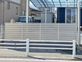 無駄のないシルエットがすっきりと収まる目隠しフェンス[施工後]