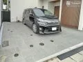 大判のコンクリート平板が高級感を演出するモダンな駐車スペース