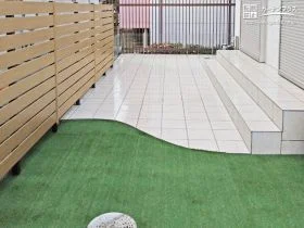足元から高級感を感じられるタイルテラスへのリフォーム工事