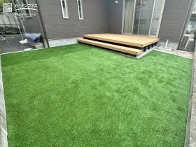 人工芝の緑を楽しみながら広々としたデッキ上で寛げるリフォーム工事