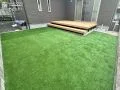 人工芝の緑を楽しみながら広々としたデッキ上で寛げるリフォーム工事