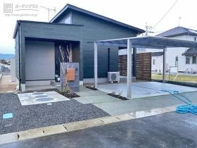 ブラックのお住まいに似合うナチュラルモダンな新築外構