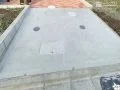 道路側から行き来しやすいよう、土間コンクリートでスロープを施工しています。