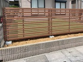 2種類の格子がランダムに配置されたナチュラルな目隠しフェンス[施工後]