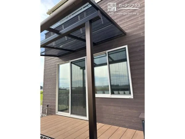お庭と室内の中間領域となるウッドデッキやテラス屋根の設置工事