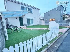 グリーンの絨毯が住む人を温かく出迎えるナチュラルな新築外構