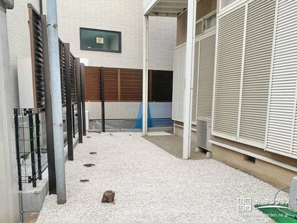 落ち着きあるブラウンが上質な空間を作り出す目隠しフェンス設置工事