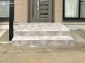 動線の向きを変更した高級感のある玄関ポーチ