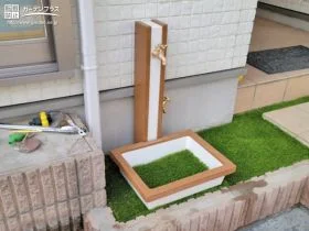 木調×ホワイトがお住まいに調和する立水栓[施工後]