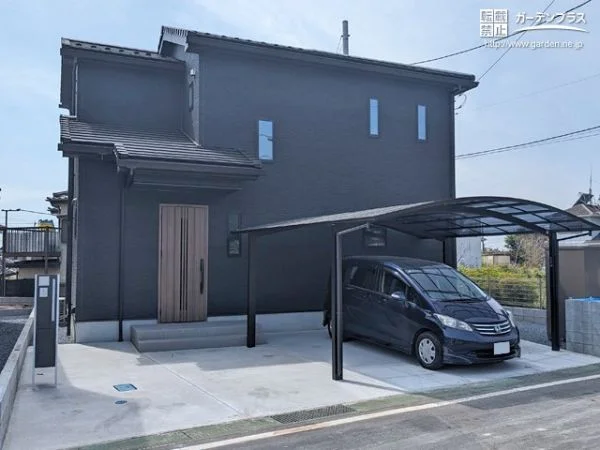 ブラックのエクステリアが建物との調和を作る新築外構