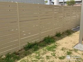お庭に溶け込むナチュラルな木調目隠しフェンス[施工後]