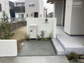 重ね塀が奥行き感を演出するおしゃれな門周り[施工後]